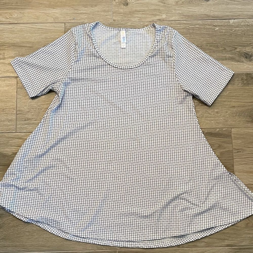Lularoe Size M Black/White Short Sleeve Tunic